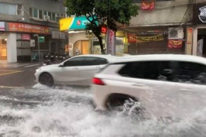 影／雨彈狂炸新北永和...國光路又積水 開車經過竹林路激起大片水花