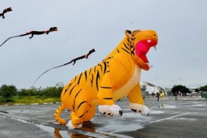 七股鹽山風箏嘉年華明登場 多款大型動物風箏空中展演