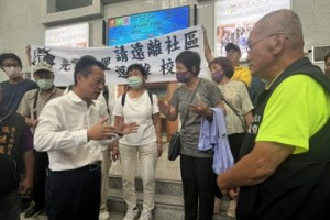 緊鄰屋簷！光電入侵嘉義大埔茄苳村 村民抗議遞陳情書