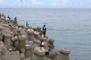 龍鳳漁港釣魚平台挨批「釣地球」 苗縣府：安全第一