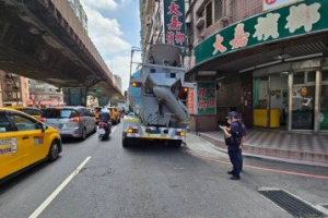 台1線高架趕工修復「公告20噸大車禁行」 警加強取締