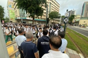 高雄輕軌開學日「塞爆學生」恐怖人潮曝光 遭怨班次少