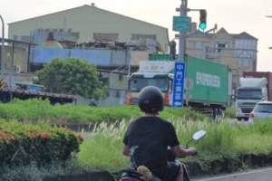 高雄小港沿海路貨櫃車壅塞 司機開往林園迴轉居民怨險象環生