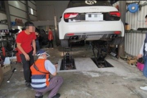 汽車排氣管改裝店試車不掛牌、掛他牌吵 桃市府上門抓