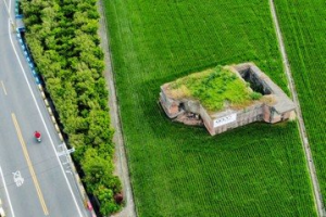 影／彰化竹塘神祕景點「北鬥飛行場」農田豎立碉堡遺跡