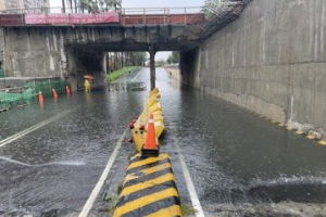 台南市區下午降下大雷雨 小東、大同地下道積水封閉