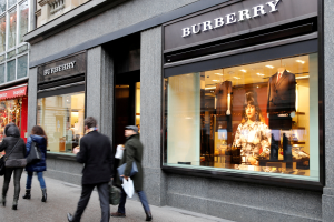 Burberry股價慘崩70%遭英富時100剔除 將轉型「英倫Coach」