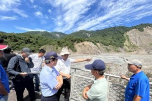 「河牀快跟寶來大街一樣高」 六龜居民陳情盼疏濬河道砂石