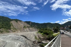 河道高過護岸 荖濃溪亟待疏濬