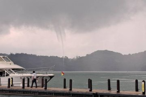 影／日月潭再現水龍捲風 氣象站冷熱空氣旺盛對流所致