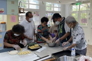 因應中秋節 貢寮日照據點長者開心做月餅