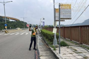 丟臉到日本！日網紅指台中公車站垃圾滿堆 環保局說明