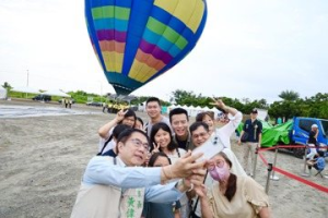 影／搶搭熱氣球！台南首度引進 將軍漁港清晨20組成功昇空