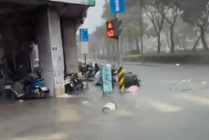 影／大雷雨轟台中！民權路成小河「水桶載浮載沉」 網驚呼：台中威尼斯