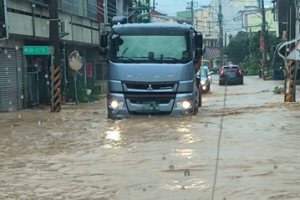 彰化花壇淹大水3小時90毫米暴雨 車輛水上行舟、三春國小圍籬倒塌