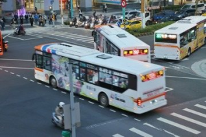 不停靠北市17站！704公車23日起調整動線 三重通勤族哭了：為什麼要縮短