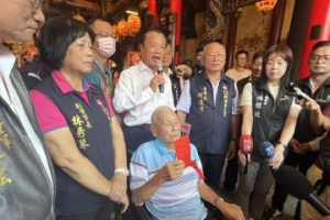 新港奉天宮媽祖契子中秋團聚 翁章梁牽百歲人瑞切蛋糕