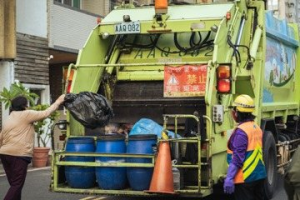 南市垃圾車又老又舊「未修好就上路」？ 黃偉哲允明年增預算