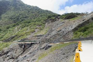 影／霧台阿禮聯外道路凱米過後崩塌 族人只能「走山羊的路」