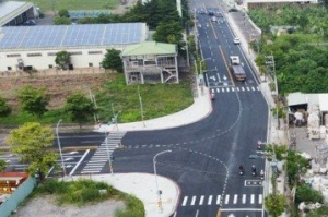 高雄中安路遭重車輾壓破碎 市府採「減碳工法」再鋪道