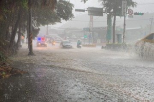 影／基隆大雷雨狂炸又淹了 基金一路多處淹水