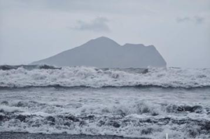 強颱山陀兒逼近引衝浪愛好者下海 海巡苦心勸退破千人