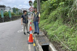 瑞芳四腳亭坑路逢豪雨必淹 公所急側溝清淤疏通