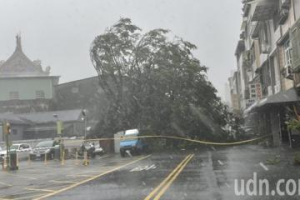 山陀兒登陸！高雄小港民宅鐵門被吹壞 居民求救：風雨直接進來