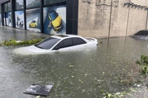 山陀兒風雨釀大中路淹水 室內賣車但室外卻一整排「泡水車」