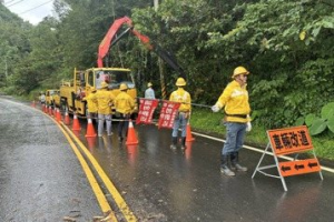 嘉義縣颱風停電493戶 台3線大樹倒塌橫躺車道中斷交通