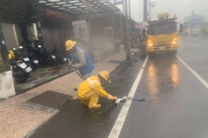 影／山陀兒強風吹斷電線！屏東3萬戶停電 台電冒風雨搶修中