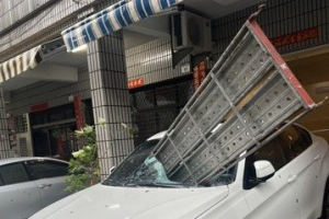 影／天外飛來橫禍！高雄BMW名車慘遭鷹架棧板砸中