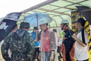 影／基隆東明路崇法街成水鄉澤國 謝國樑馬不停蹄勘災