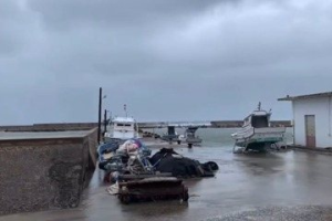 風浪強勁 澎湖東嶼坪、中社堤防受大浪沖刷崩塌出現缺口