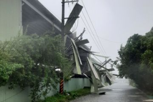 山陀兒颱風襲擊 高雄前鎮區鐵皮屋被吹垮、引發2834戶停電