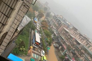 影／基隆雨彈...基金三路成黃河 民怨：雨這麼大怎麼上班