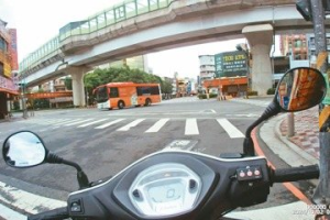 台中公車脫序違規 警巡邏傻眼