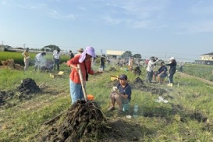 創意放屁大賽行銷地瓜 父子「屁」成愛的鼓勵抱走一袋地瓜