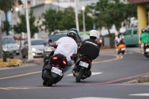 鼓山哨船街改裝車炸街 居民：吵死人