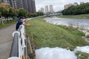 桃園南崁溪2度變身泡泡河 環保局揪出某洗車場釀禍、開罰限期改善