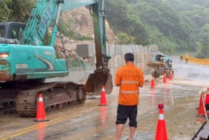 陽金公路山坡土石滑落 今早封路後公路局開放單線行車