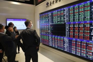 存股族將棄高股息ETF、金融股改買0050？網卻因1優勢反推006208