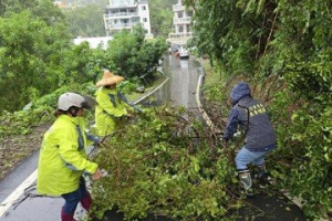 淡水民生裏防災自救 裏長帶防災士志工隊打通道路