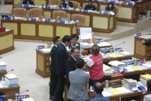 影／議會報告總預算案 侯友宜欲離場掀抗議…民進黨團質疑亂成一團