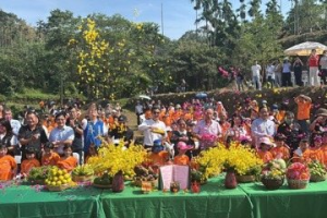 山中村民灑花敬天總統也送花 古坑金牌社區謝天祭格外繽紛