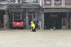 水淹宜蘭！道路全淹郵務車動彈不得、汽車淹沒 居民：第一次遇到