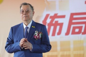 力積電（6770）董事長獲頒台大傑出校友 全網：相信黃董年底就懂