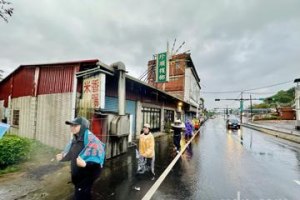 黑熊學院接力護台灣到新北 民眾於首站鶯歌風雨中前行