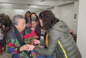 新北市議員應景送聖誕紅 瑞芳龍川裏共餐濃濃過節氣氛